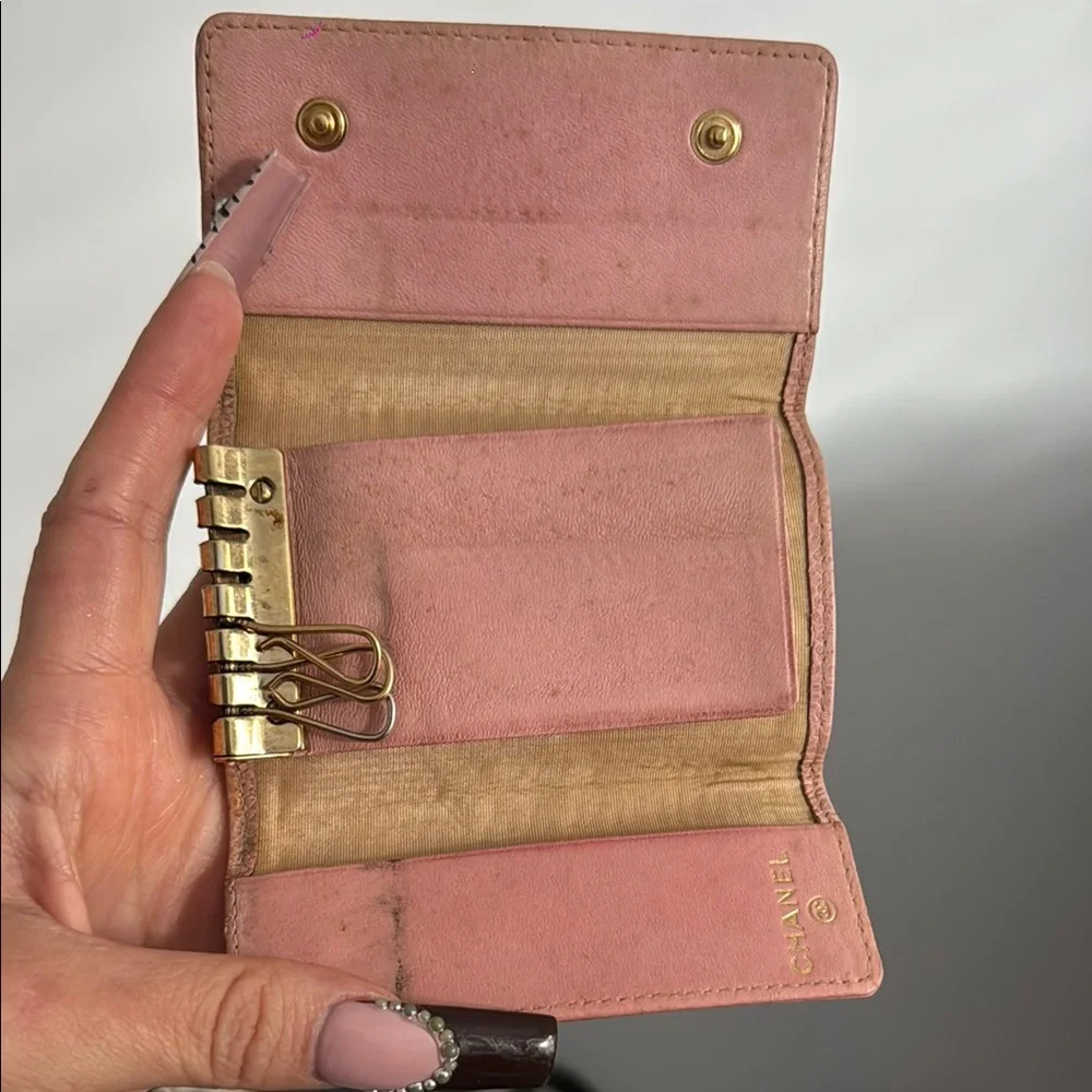 Chanel Pink Leather key ring holder with Embossed CC Logo - Picture 2 of 4